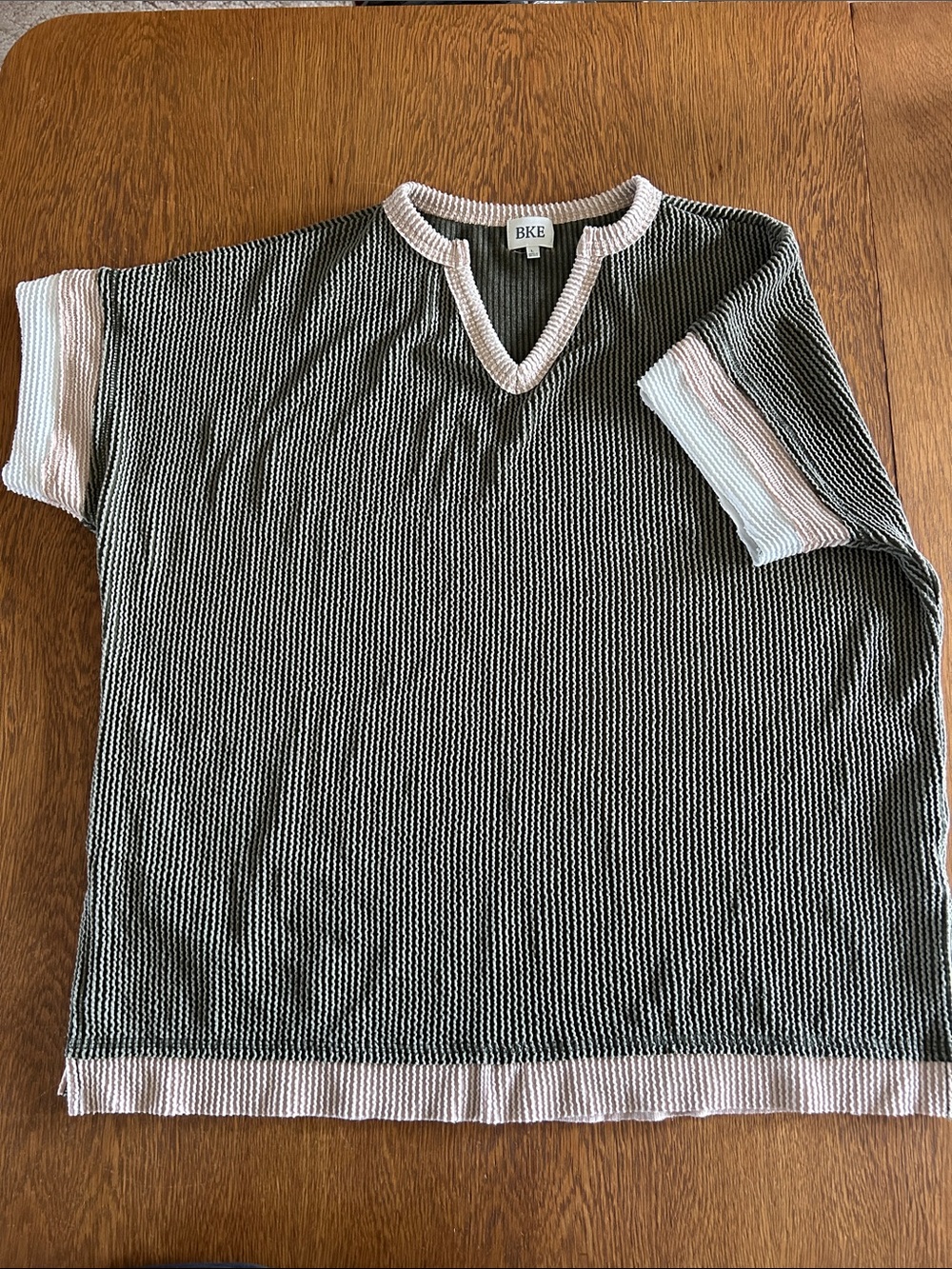BKE Green & White/Tan Textured V-Neck Knit Top